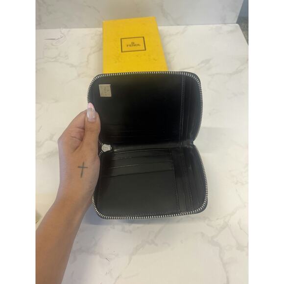 Fendi Embossed Leather Wallet - Good Condition - Picture 3 of 4